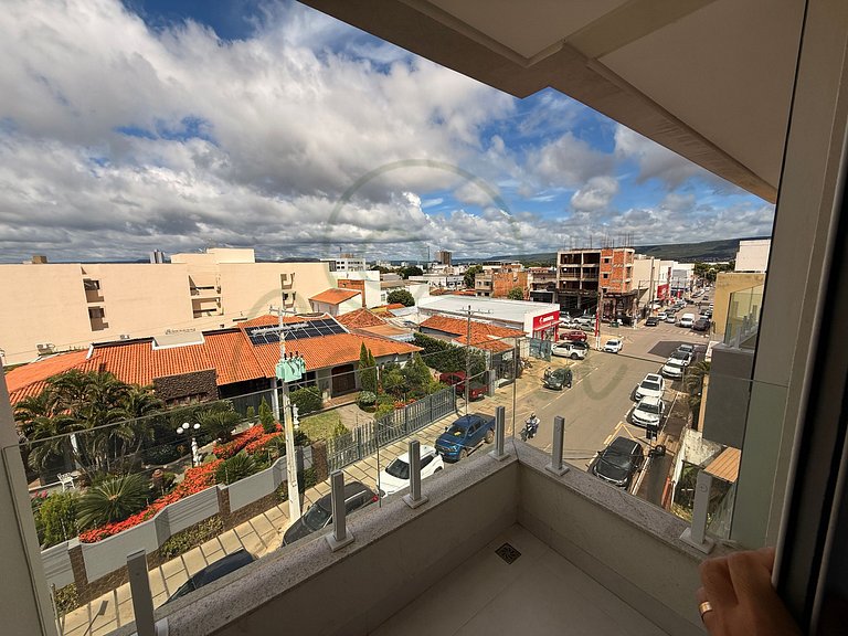 Apartamento com suíte e varanda no centro
